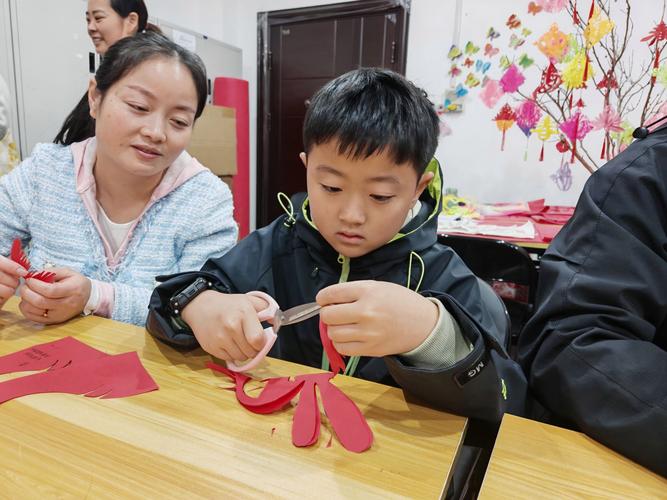 小学生亲子手工在家制作剪纸窗花场景