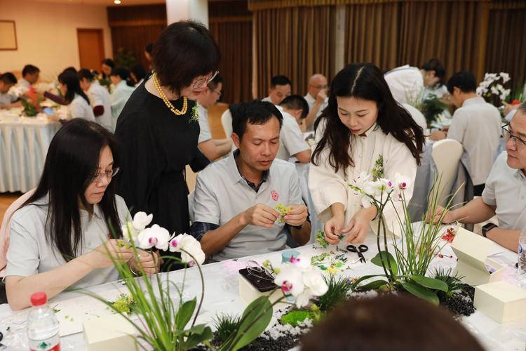 工厂休息室内员工大笑疗法活动