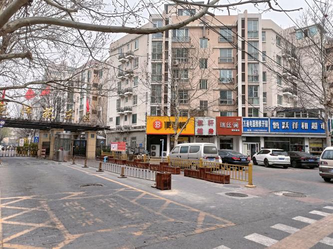城市住宅小区大门便利店人流实拍
