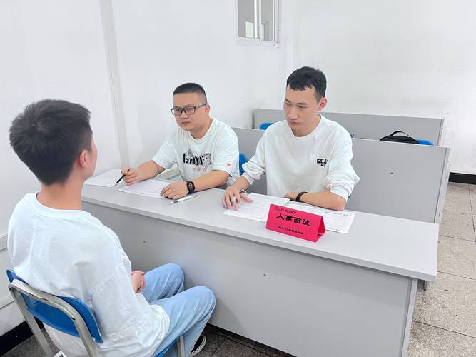 强基计划面试现场考官与学生交流场景