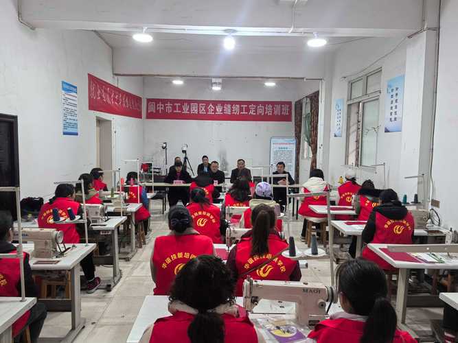 工厂车间内公益技能培训现场照片
