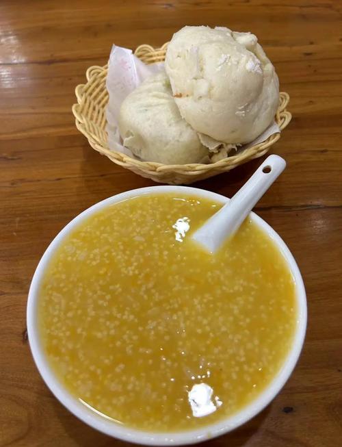 家常早餐粗细搭配玉米粥馒头实拍