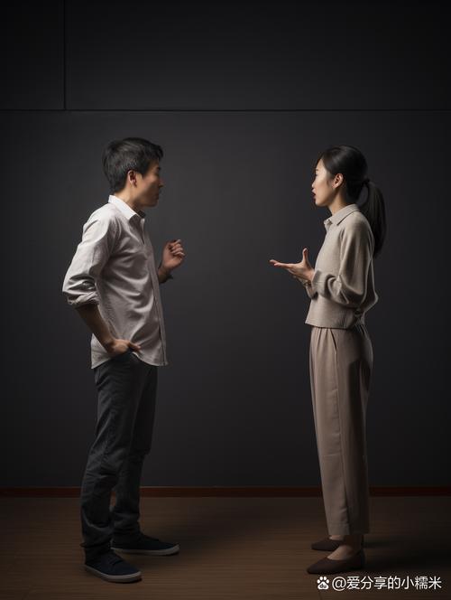职场沟通误解玻璃墙两人交谈