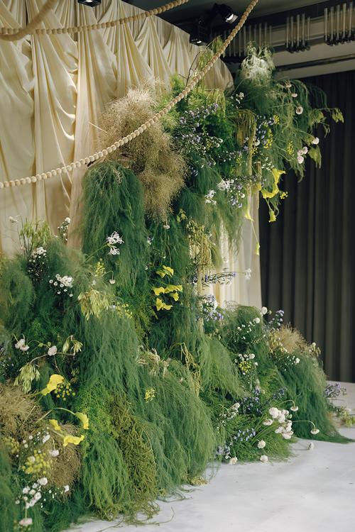 小型婚礼现场绿植装饰背景墙