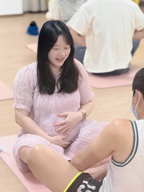 爸爸训练营学员模拟孕期负重体验
