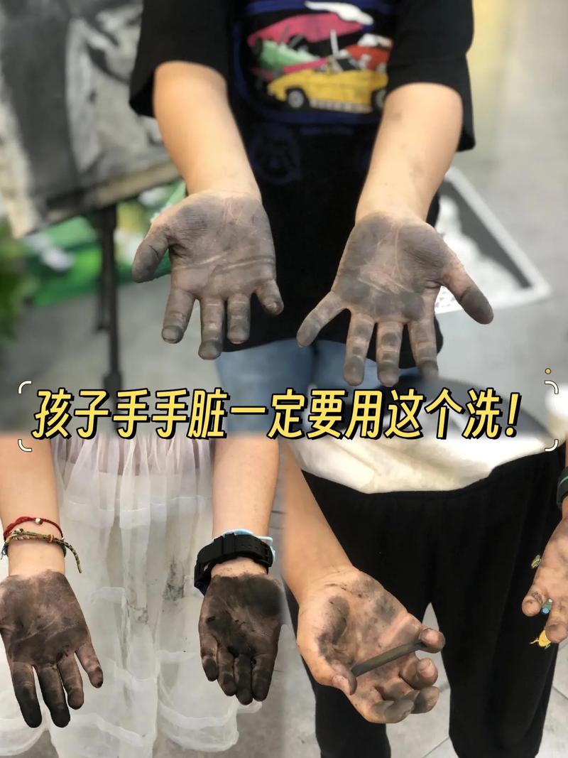 车间里沾着油污的手握着孩子干净小手的特写图
