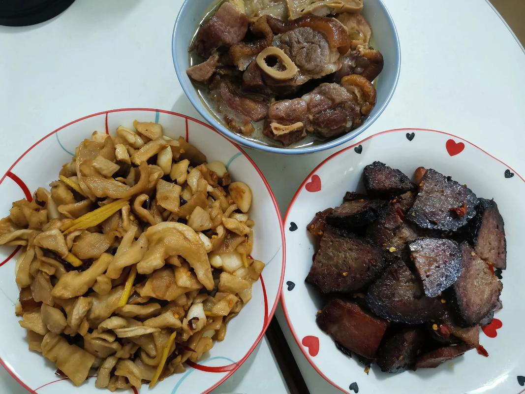 湖北南漳幸家坪村农家柴锅腊猪蹄家常菜
