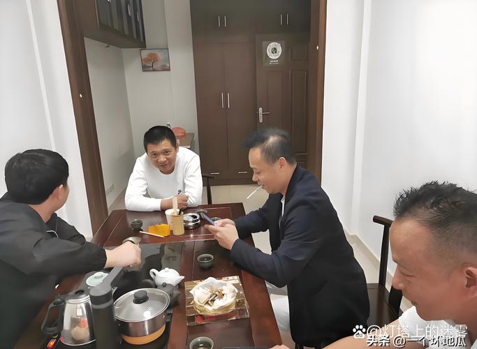 婚后加名房产咨询现场男子眉头紧锁茶杯
