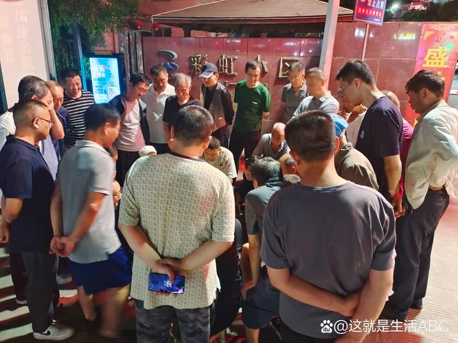 北京拆迁律所咨询现场拥挤人群