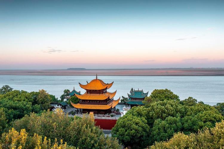 春季岳阳楼面朝洞庭远景