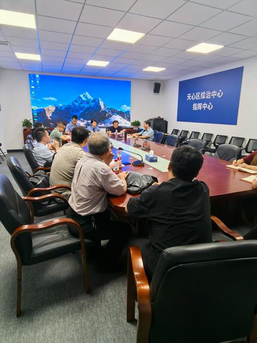 上海专业拆迁律师与客户在会议室分析案情