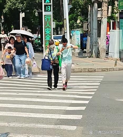 不同颜色衣物夜间过马路可见度对比图