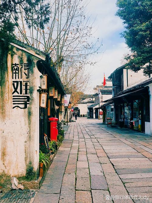 南浔古镇清晨的石板路