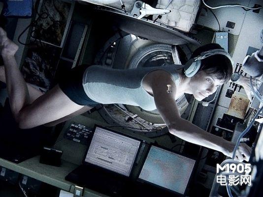 地心引力电影中桑德拉布洛克在太空舱内失重漂浮的剧照