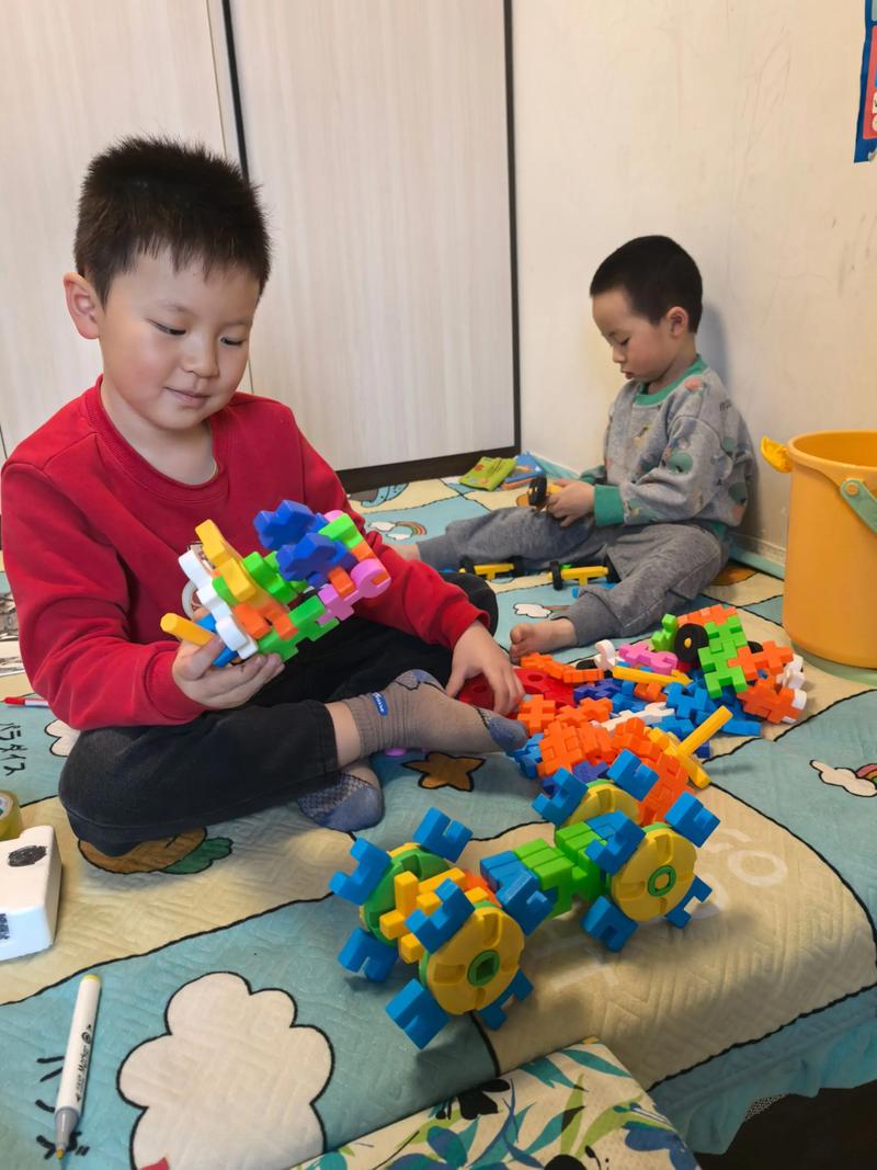 兄弟俩一起玩积木弟弟在旁模仿哥哥动作