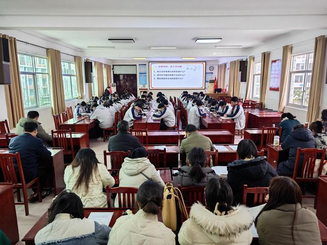 中学语文公开课课堂讨论场景