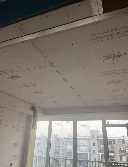 家装木工现场用自攻螺丝安装石膏板吊顶