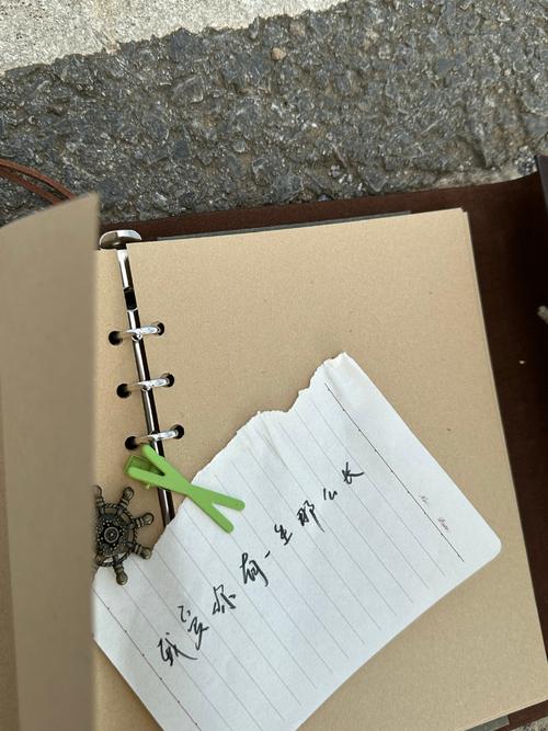 床头鹅黄色便签本写满梦的碎片