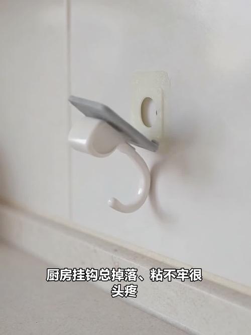 厨房墙面挂钩就近挂清洁刷实景图
