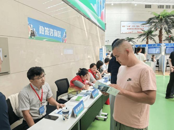 养老产业专业人才招聘会现场场面