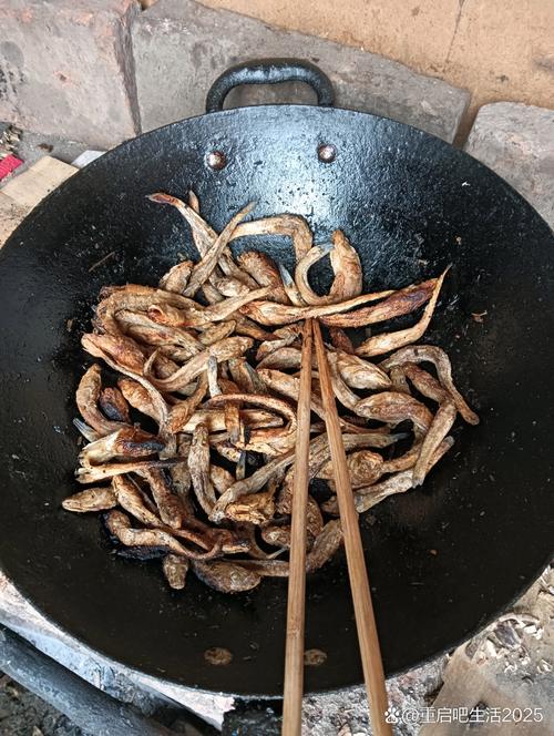 南漳山脚下农家院现烤猪油饼配漳河炸小鱼