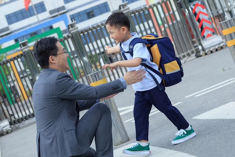 工厂爸爸驻场出差前和小学孩子拥抱道别