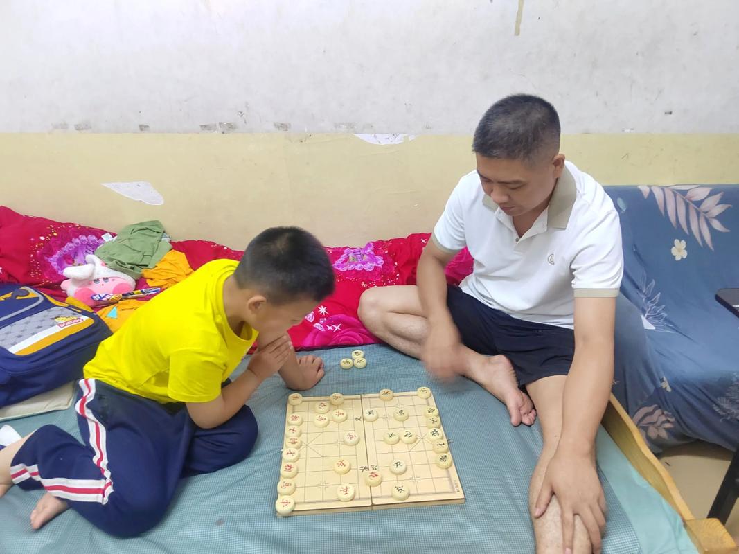 父亲和儿子下棋儿子输了父亲温和引导
