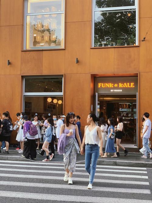 上海安福路国货滑板联名店排队场景