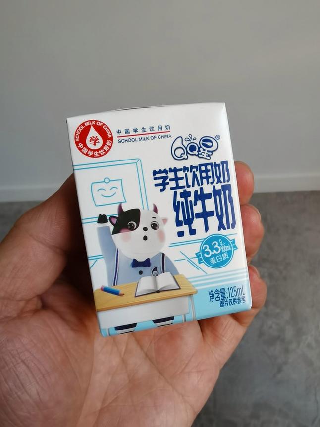 乡村小学教室课桌上的盒装学生营养餐奶