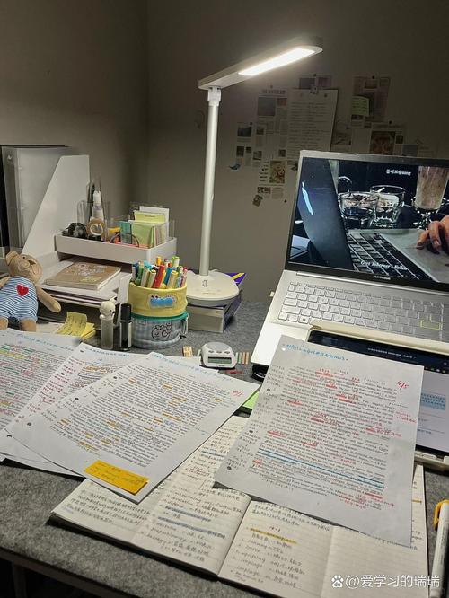 专升本备考笔记堆满书桌的深夜场景