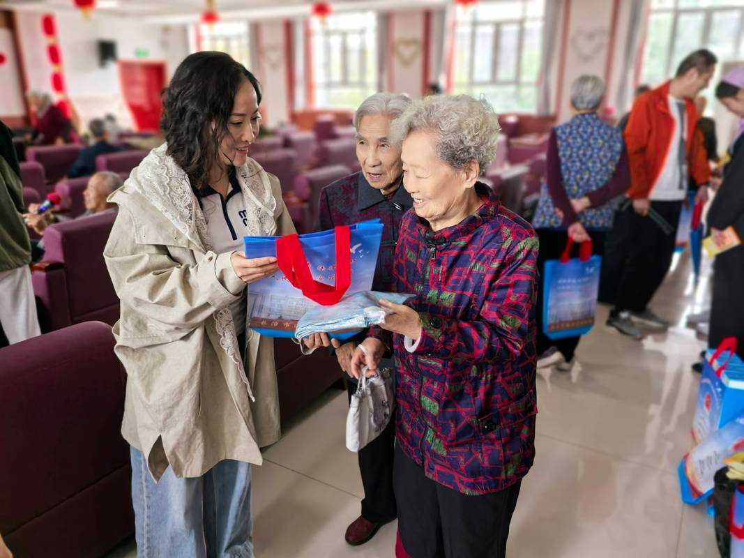 老年人赡养费纠纷社区法律咨询现场
