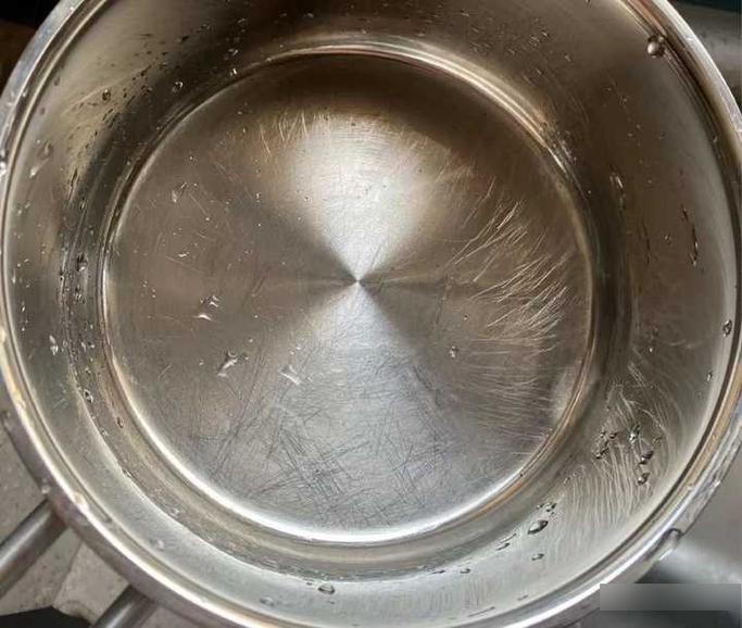 不锈钢餐具划痕与钢丝球伤害对比图