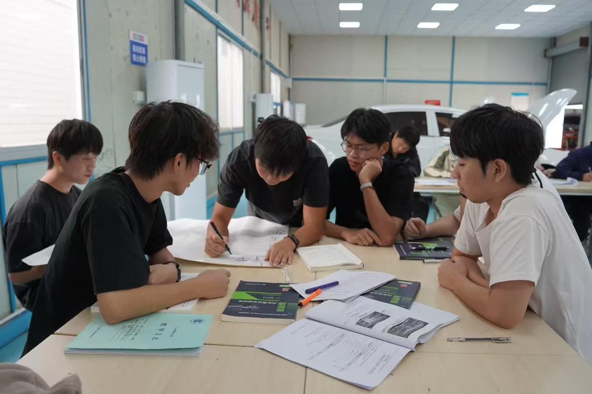 企业工程师与高校团队在工厂产线现场讨论技术方案