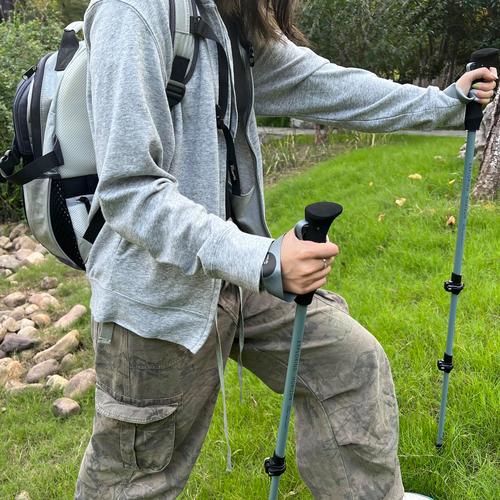 户外登山头灯伸缩登山杖摆拍图