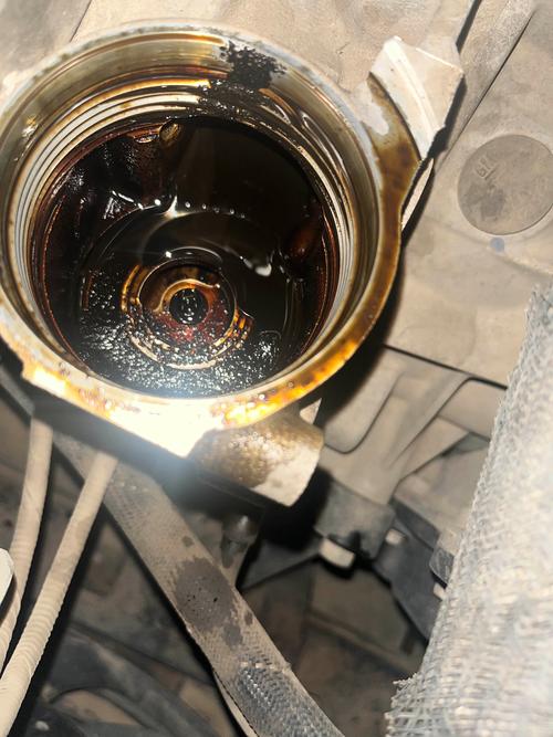 冷车状态下机油滤芯底座渗油油泥实拍