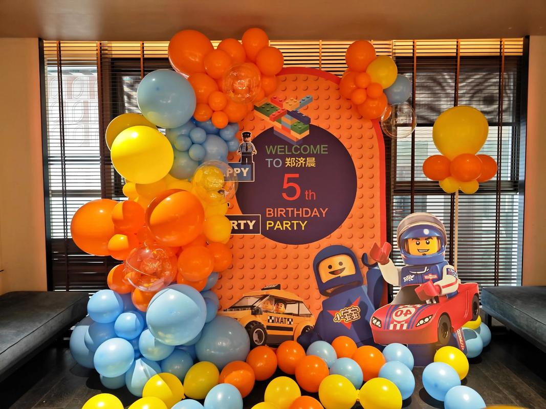 儿童乐高主题生日派对现场布置积木桌