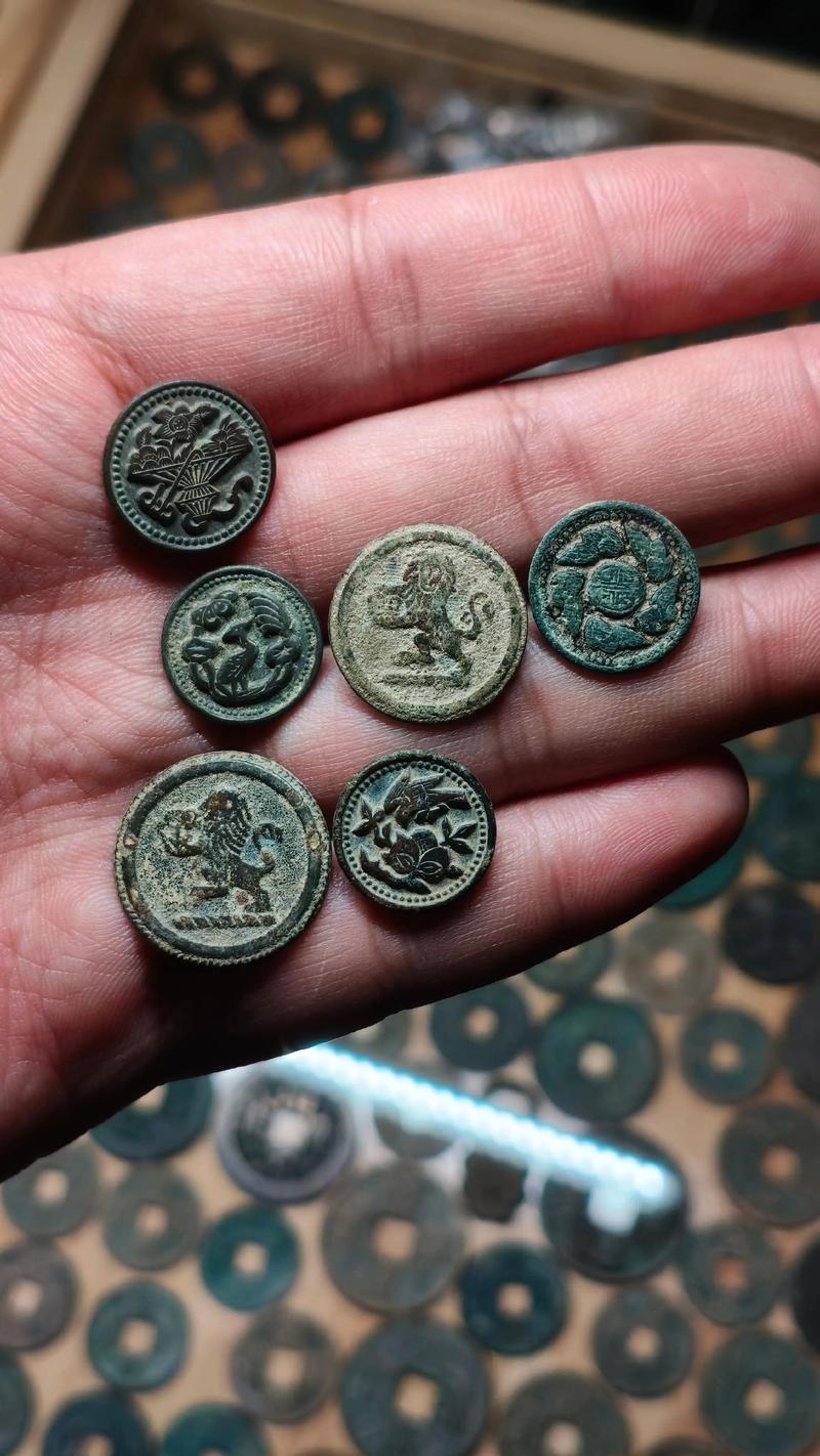 各种材质的古董纽扣展示
