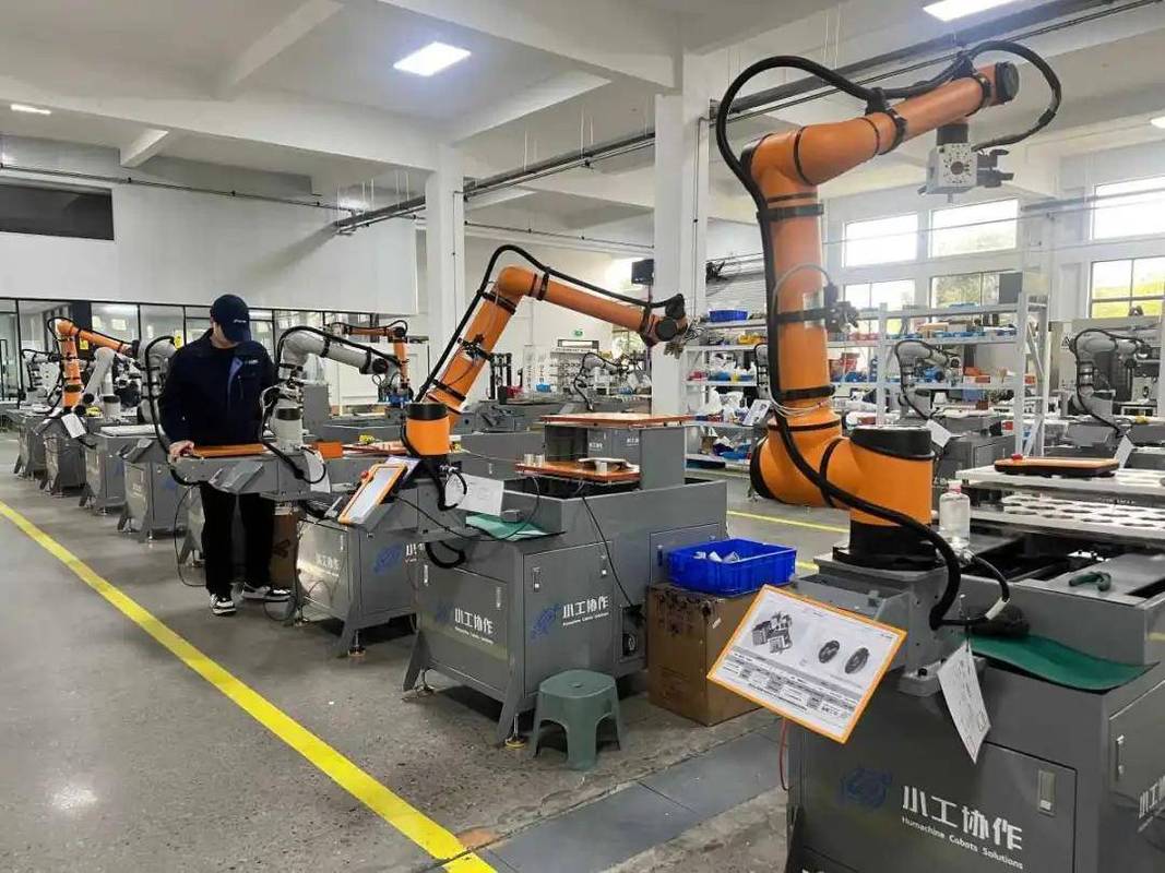 宁波小型机械手厂家车间老员工调试设备现场