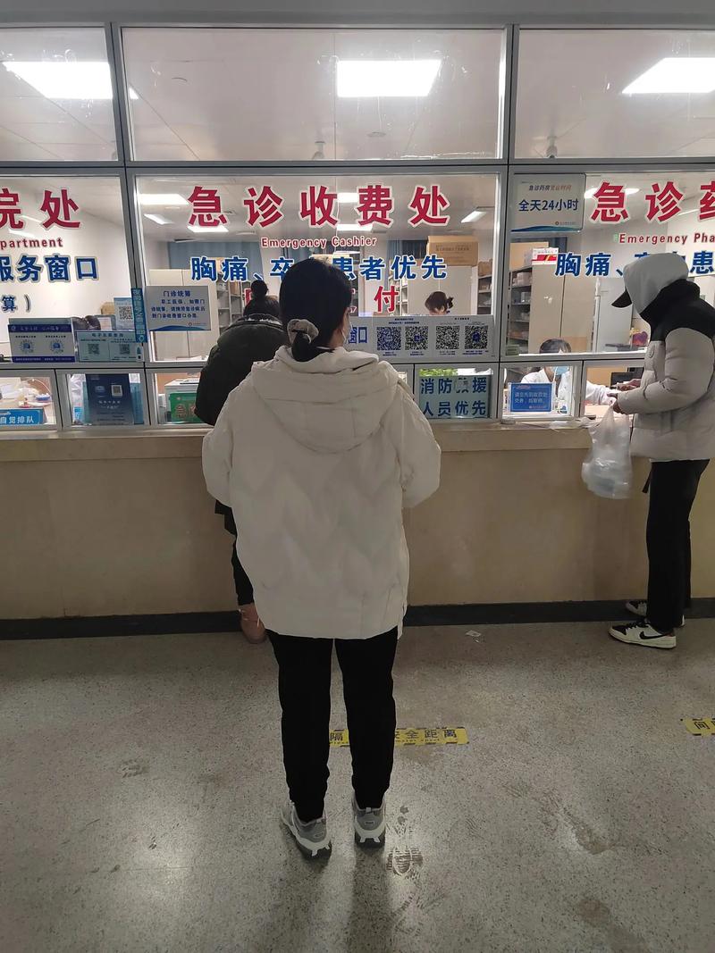 单亲妈妈深夜带孩子看急诊