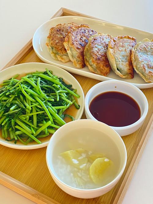 新手家常素食午餐成品摆桌图