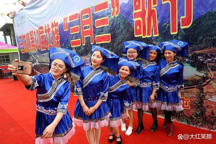 广西武鸣三月三歌圩游客抛绣球互动现场