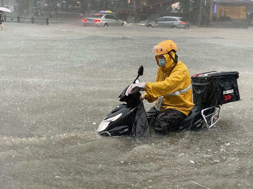 外卖骑手雨天避让突然冲出的行人现场实拍