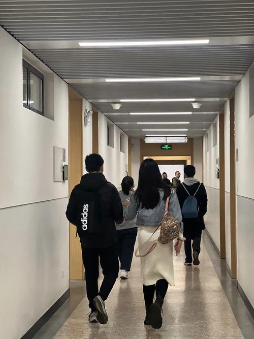高中选课走班走廊学生持课本赶课场景