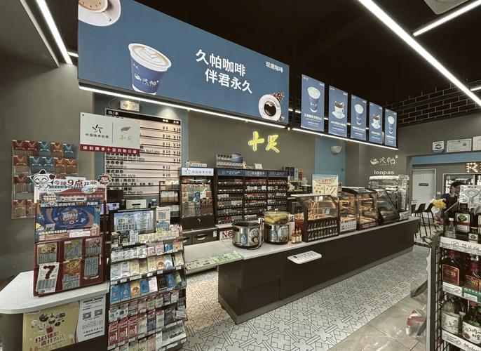 便利店收银台旁的现磨咖啡保温架