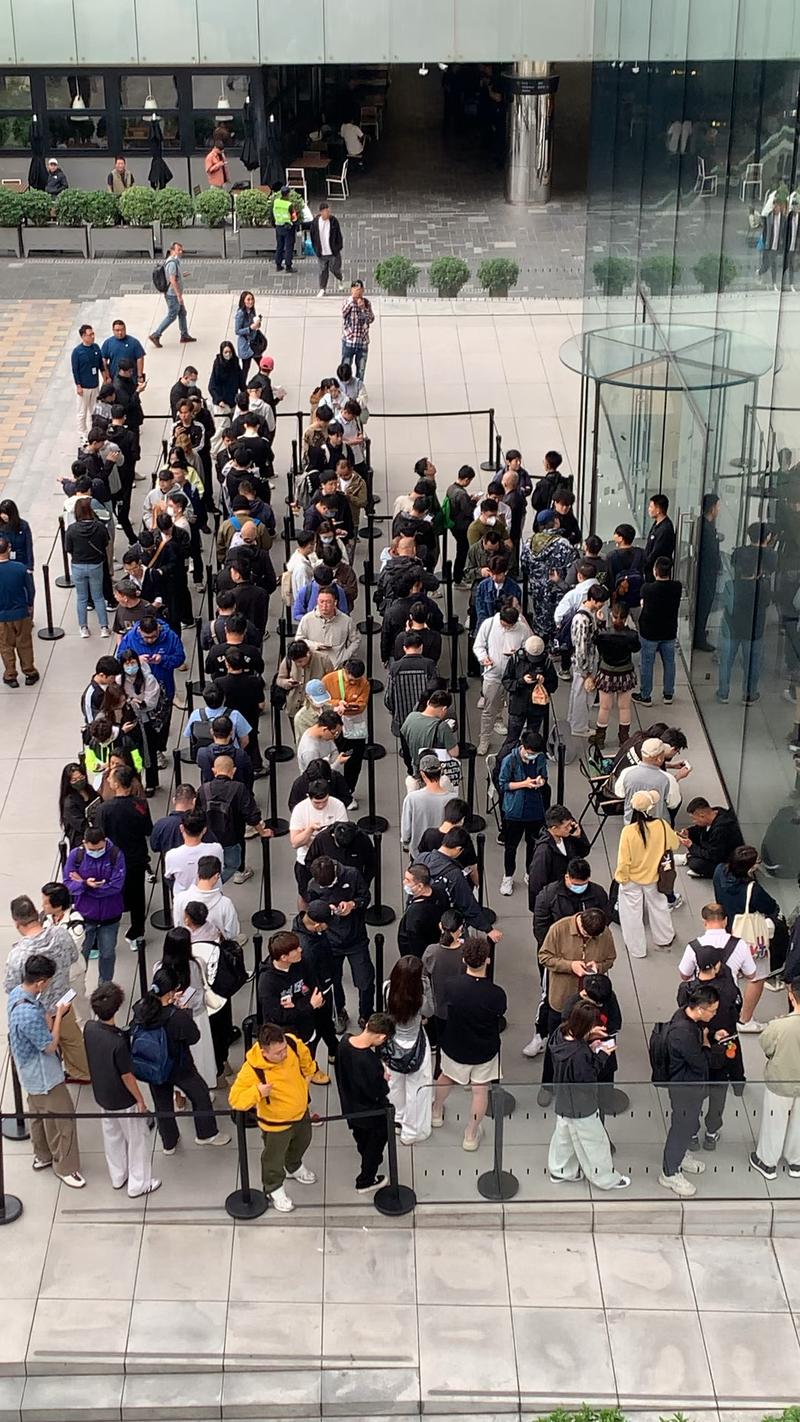 潮流品牌限量发售现场排队人群长龙