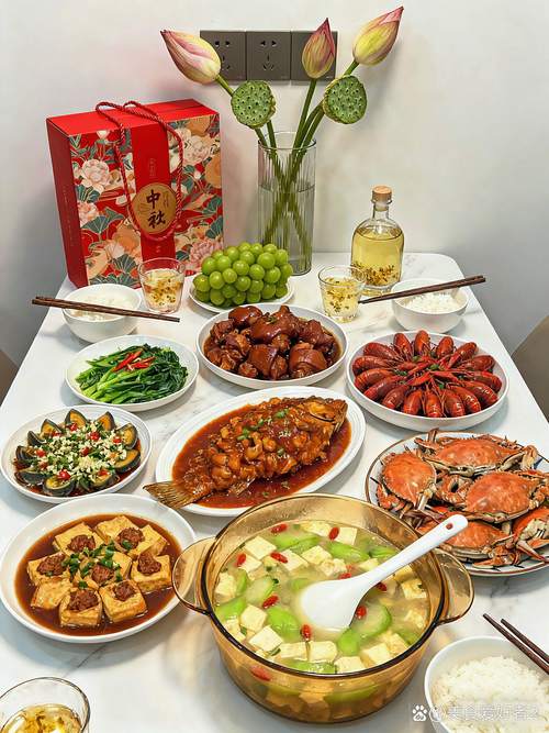 节日家庭聚餐满桌荤素餐食图