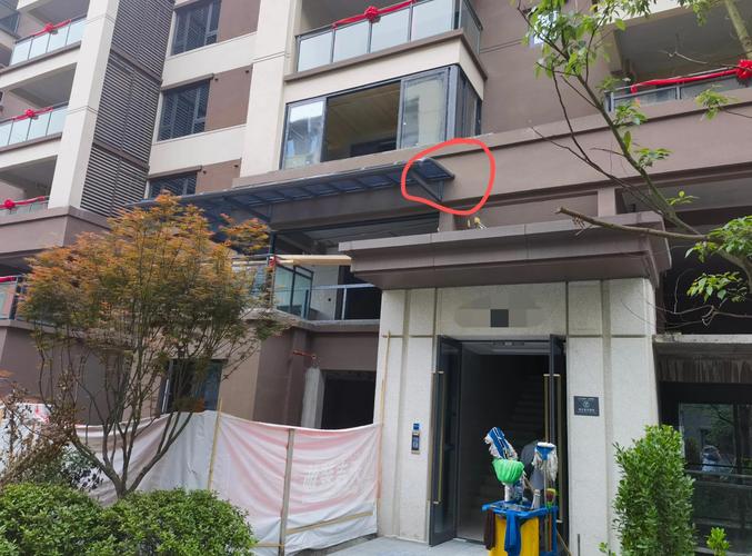 小区一楼私搭雨棚相邻权纠纷现场