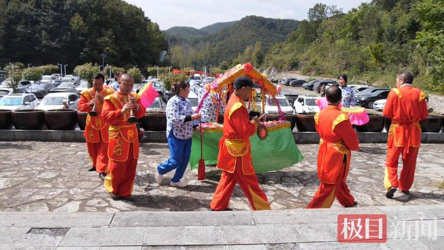 南漳薛坪庙会阴锣鼓老艺人演奏场景