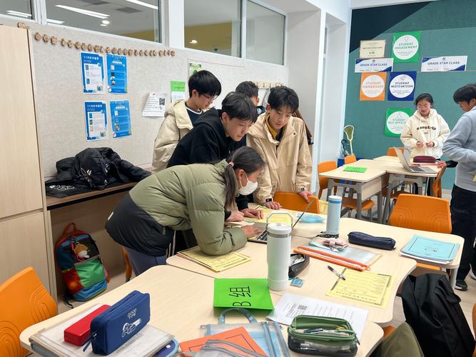 中学生分组制作媒介内容作业现场