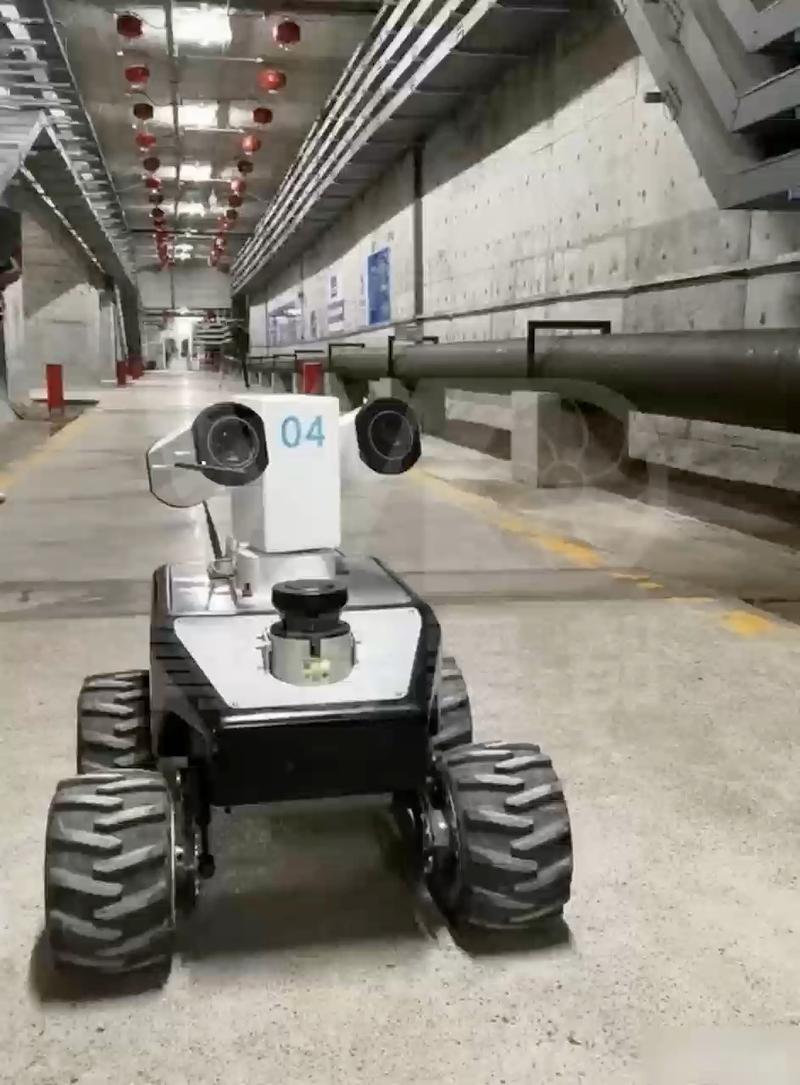 展馆消防通道台阶上和工作人员闲聊的小型巡检机器人